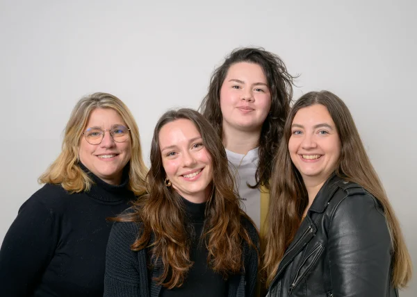 Quatre femmes faisant parties de l'équipe du siège des Bébés Explorateurs