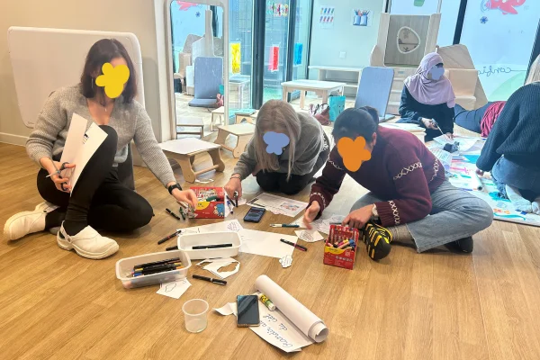 Groupe de professionnelles qui s'activent pendant leur journée pédagogique